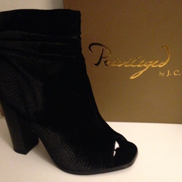 PRIVILEGED BY J.C. DOSSIER MISHA BLACK BLOCK HEEL - Picture 2 of 7